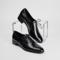 das Bild zu 'a pair of shoes' auf Deutsch