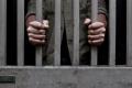 das Bild zu 'behind bars' auf Deutsch