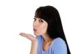 das Bild zu 'blow somebody a kiss' auf Deutsch