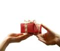 das Bild zu 'give somebody a gift' auf Deutsch